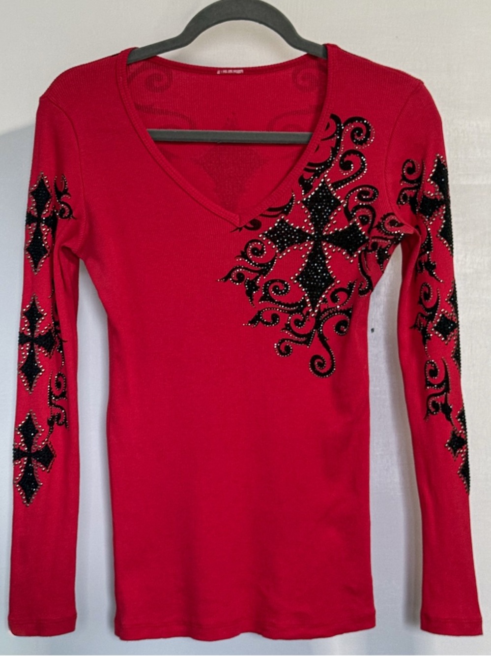 Red Ribbed Graphic Cross Studded LS Knit Top V Neck Size S